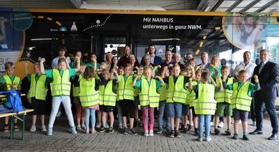 Die Teilnehmer und Organisatoren der diesjährigen Bus-Engel und der Bus-Schule. Die Busengel und die 1. Klasse der Grundschule Bobitz erhielt für Ihre Teilnahme kleine Geschenke, unter anderem Warnwesten mit Landkreis-Schriftzug.