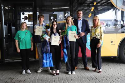 (von links) Fanni Runge von der Verkehrswacht, die Bus-Engel  Nico Hansen, Leonie Jacob und Luise Lorenz, Landrat Tino Schomann, Annette Wanserski von der Unfallkasse M-V.