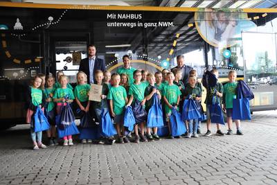 Die 1. Klasse der Grundschule Bobitz erhielt für ihre Teilnahme an der Bus-Schule  kleine Geschenke vom Landkreis und von NAHBUS, sowie 100 Euro für die Klassenkasse. Hinten v.L.: Landrat Tino Schomann, Klassenlehrer Herr Heyn, NAHBUS-Geschäftsführer Jörg Lettau.