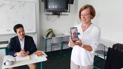 Heidrun Bank (r.) schaltet Musikschulleiter Hartwig Kessler per Videochat zu. Sein Stellvertreter Hidehisa Edane übernahm die Leitung des Pressegesprächs. KMS2