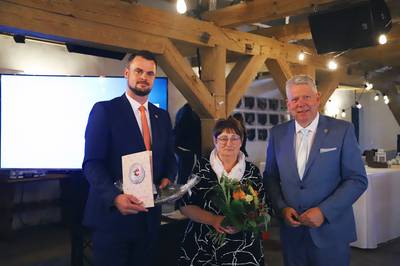 Martina Lisdau erhält eine Ehrennadel. © Landkreis Nordwestmecklenburg/ Wiebke Reichenbach 2AD5D9F5 1EB4 474D BED6 0D60F74AFAD5