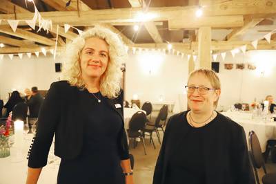Anja Eckhardt, Kulturmangerin des LAndkreises und Kulturpreisträgerin Jana Rohloff. © Landkreis Nordwestmecklenburg/ Wiebke Reichenbach B10BCFCB ECA3 423B 91BB C3069DB49FF1