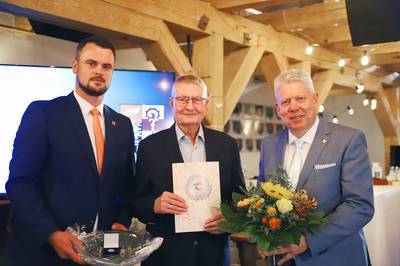 Manfred Harloff erhält eine Ehrennadel. © Landkreis Nordwestmecklenburg/ Wiebke Reichenbach FE0D2B50 7E4E 4AB7 90F7 28366259526A