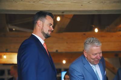 Landrat Tino Schomann und Kreistagsprädident Thomas Grote heißen die Gäste willkommen. © Landkreis Nordwestmecklenburg/ Wiebke Reichenbach D6CE3072 ACBB 4923 99BA 16D655B2BAAE