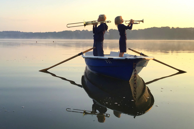 2 Bläser in Boot auf Wasser