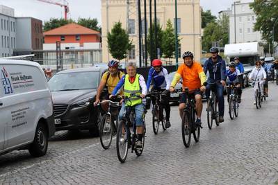Entlang der Rostocker Straße setze sich die Gruppe gegen 10:30 Uhr in Bewegung