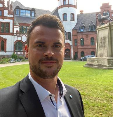 Landrat Tino Schomann vor Schloss Wiligrad