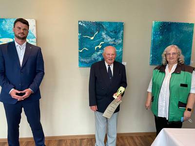 Landrat Tino Schomann und Verkehrswacht-Leiterin Sybille Runge mit Anton Herrmann aus Zierow, Jahrgang 1933. Der ehemalige Motorradrennfahrer bewegt sein Fahrzeug seit 70 Jahren unfallfrei.