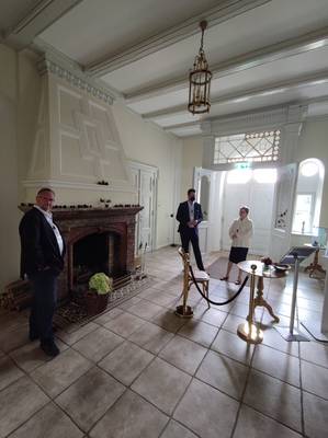 Landrat Tino Schomann mit Hospiz-Gründer Wolfgang Röhr und Hausleiterin Bettina Krebs.