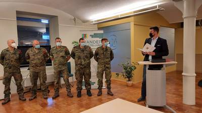 Landrat Tino Schomann und Impfmanager Tom Brose überreichten Dankes-Urkunden und Präsente.