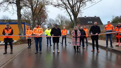 (v.r.) Landrat Tino Schomann durchnitt das Band zur Verkehrsfreigabe gemeinsam mit Grit Glanert (Zweckverband Wismar), Bürgermeister Burkhard Biemel Ingenieur Martin Sonntag und Carina Kaminski (Wasser- und Bodenverband „Wallensteingraben-Küste“).
