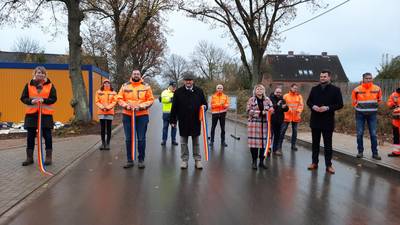 (v.r.) Landrat Tino Schomann durchnitt das Band zur Verkehrsfreigabe gemeinsam mit Grit Glanert (Zweckverband Wismar), Bürgermeister Burkhard Biemel Ingenieur Martin Sonntag und Carina Kaminski (Wasser- und Bodenverband „Wallensteingraben-Küste“).