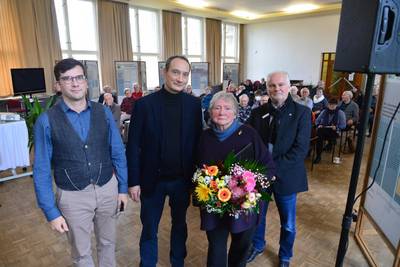 Heidemarie Firmodig mit Stiftungsleiter Dr. Florian Ostrop, Olaf Both, ihrem Nachfolger im Museum in Schönberg (links) und dem Sachgebietsleiter Kultur des Landkreises Klaus-Jürgen-Ramisch.