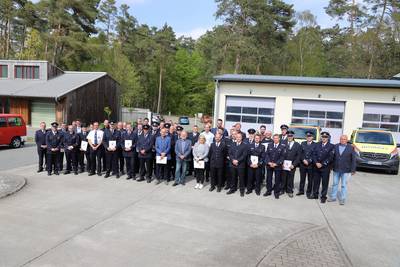 Landrat Tino Schomann und Bevölkerungsschutz-Leiter Florian Haug übergaben Fördermittel an Feuerwehren im Landkreis.