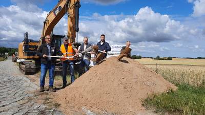 (von rechts): Der Leitende Verwaltungsbeamte des Amtes Neukloster Warin Frank Meier, Landrat Tino Schomann, Fraktionsvorsitzender der Fraktion die DIE LINKE im Kreistag Björn Griese, Frank Weinmar vom Ingenieurbüro ITS Wismar und Maik Schielke vom Unternehmen LUT in Gadebusch beim Spatenstich an der K39.