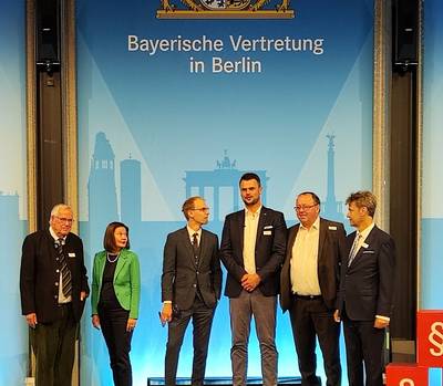Marco Scheel und Tino Schomann (mitte) bei der Preisverleihung in Berlin