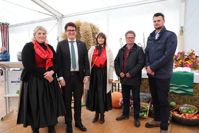 Übergabe der Kreiserntekrone