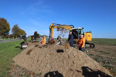 (v.l.) Katrin Krull vom Ingenieurbüro PLANUNGLAND, die Bürgermeisterin von Zierow Dagmar Dobbertin, die Beigeordnete Katrin Patynowski, Landrat Tino Schomann und Holger Nitz von der Firma TTS Straßen- und Tiefbau beim gemeinsamen Spatenstich an der K22.