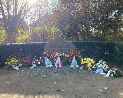 Gedenkstein mit Kränzen