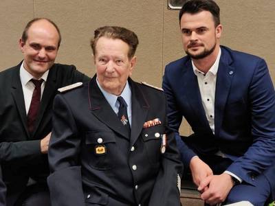 Lars Prahler und Tino Schomann mit Oberbrandmeister Willi Krüger, der für 70 Jahre Mitgliedschaft geehrt wurde
