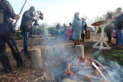 Die Kinder sangen Weihnachtslieder und erhielten zum Dank einen Baum für ihre Kitas