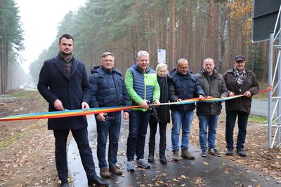Landrat Tino Schomann, (links), Kreistagspräsident Thomas Grote (3. von links) und der Bürgermeister von Börzow Peter Koth (ganz rechts) durchschnitten gemeinsam mit Vertretern der beteiligten Baufirmen das Band zur Einweihung des neugebauten Radweges.