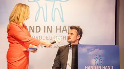 Tino Schomann am Spendentelefon des NDR