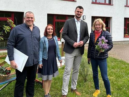 (v.l.:) Bürgermeister Steffen Woitkowitz, Kita-Leiterin Susann Felten, Landrat Tino Schomann, Kreistagsmitglied Christiane Berg.