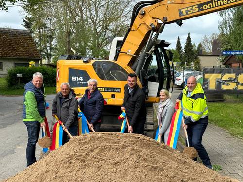 Kreistagspräsident Thomas Grote,  Lothar Kacprzyk (Bgm. Warnow), Gerd Brückmann (Baufirma TSS), Landrat Tino Schomann,  Sandra Bolt (Gf.  und Verb.Vorst. Zweckverband GvM), Marco Häcker (Ing.-büro Häcker
