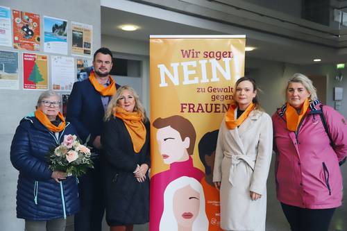 Karina Brauer von der AWO Beratungsstelle für häusliche Gewalt in Grevesmühlen, Landrat Tino Schomann, Brit Gundlach, Beauftragte für Chancengleichheit beim Jobcenter Nordwestmecklenburg, Gleichstellungsbeauftragte des Landkreises Nordwestmecklenburg Claudia Wendorf und Michaela Boddin, Landfrauen Nordwestmecklenburg beim Treffen zum Internationalen Tag gegen Gewalt an Frauen und Mädchen am 25.11.2024 in der Malzfabrik in Grevesmühlen.