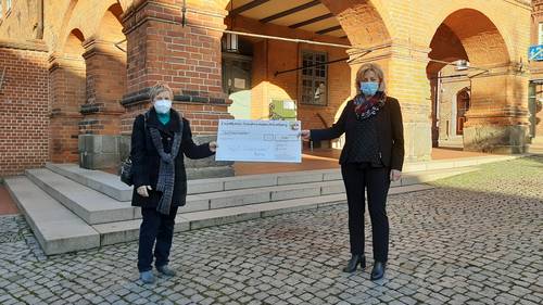 Vor dem Rathaus in Gadebusch trafen Karin Kluge und Landrätin Kerstin Weiss spontan zur Scheckübergabe.
