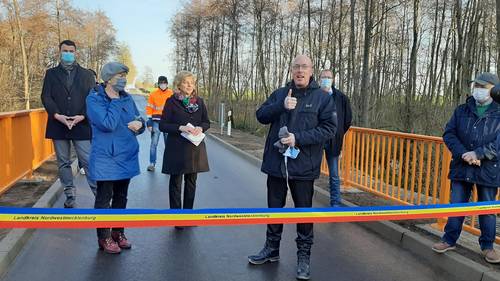 Im Beisein des Bauausschussvorsitzenden Tino Schomann (Hintergrund), weihte (v.l.) Landrätin Kerstin Weiss die Brücke Cramon gemeinsam mit der Landtagsabgeordneten Martina Tegtmeier, Infrastrukturminister Christian Pegel und Bürgermeister Erwin Redweik ein.