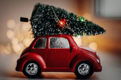 Weihnachtsbaum auf einem Spielzeugauto