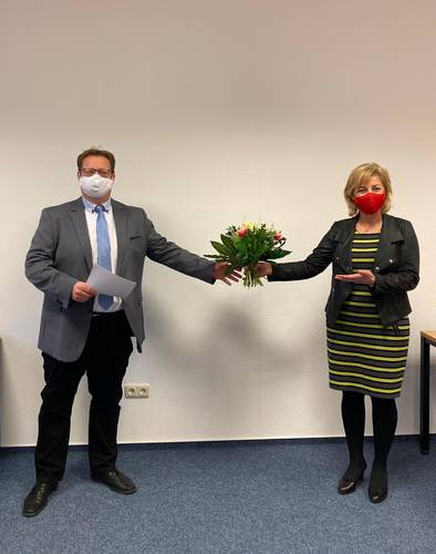 Landrätin Kerstin Weiss gratuliert Nils Voderberg zur neuen Aufgabe