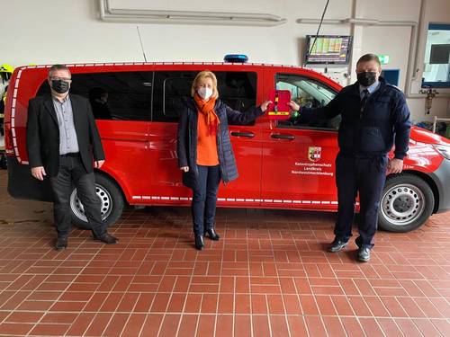 Im Beisein von Gadebuschs Bürgermeister Arne Schlien übergibt Landrätin Kerstin Weiss die Fahrzeugschlüssel an Wehrführer Sebastian Otto.