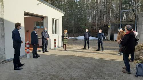 Vor dem neu errichteten Anbau wurde das Pressegespräch abgehalten © Landkreis NWM Vor dem neu errichteten Anbau wurde das Pressegespräch abgehalten