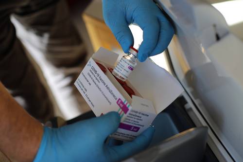 10 Impfdosen sind in einer Phiole des AstraZeneca-Impfstoffes, 110 Impfdosen hatte das DRK dabei.