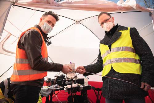 In Stöllnitz erfolgt der Brückenschlag: Das Glasfasernetz des Landkreises Nordwestmecklenburg wird an das aktive Bestandsnetz des Landkreises Ludwigslust angeschlossen. Die Breitbandkoordinatoren Edwin Artz (l.) aus dem Landkreis Ludwigslust-Parchim und Dr. Roland Finke vom Landkreis Nordwestmecklenburg ließen sich diesen wichtigen Meilenstein nicht entgehen