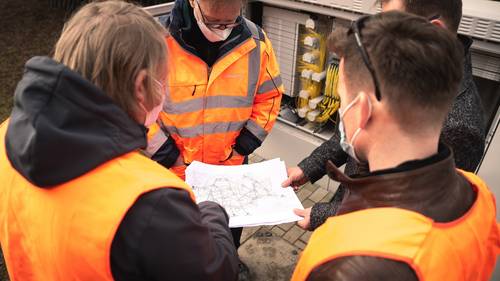 Derzeit baut die WEMACOM intensiv an den Verbindungen zwischen den verschiedenen Projektgebieten im Landkreis Nordwestmecklenburg, dem sogenannten Backbone-Netz, und der Anbindung an das Bestandsnetz der WEMACOM. An einem aktiven Multifunktionsgehäuse in Wittendörp zeigte WEMACOM-Geschäftsführer Volker Buck (2.v.l.) den Breitbandkoordinatoren Edwin Artz (2.v.r.) aus dem Landkreis Ludwigslust-Parchim, Dr. Roland Finke (r.) vom Landkreis Nordwestmecklenburg, wie von dort aus der Brückenschlag den Landkreis Nordwestmecklenburg erfolgt - ein weiterer wichtiger Meilenstein im geförderten Breitbandausbau.