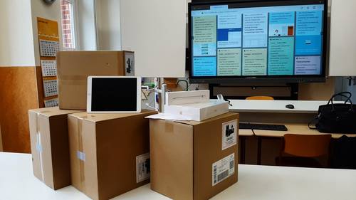 Von links: GaborDie Tablets sollen auch später im Präsenzunterricht, in Kombination mit den großen interaktiven Panels, eine zunehmend größere Rolle spielen. Hartung, Leiter des Kreismedienzentrums, und Landrätin Kerstin Weiss übergaben die Tablets an Schulleiterin Cornelia Raettig (Förderschule Neukloster) und Arne Skriwanek, stv. Schulleiter am Gymnasium Neukloster.