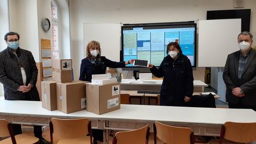 Von links: Gabor Hartung, Leiter des Kreismedienzentrums, und Landrätin Kerstin Weiss übergaben die Tablets an Schulleiterin Cornelia Raettig (Förderschule Neukloster) und Arne Skriwanek, stv. Schulleiter am Gymnasium Neukloster. © Landkreis NWM Von links: Gabor Hartung, Leiter des Kreismedienzentrums, und Landrätin Kerstin Weiss übergaben die Tablets an Schulleiterin Cornelia Raettig (Förderschule Neukloster) und Arne Skriwanek, stv. Schulleiter am Gymnasium Neukloster.