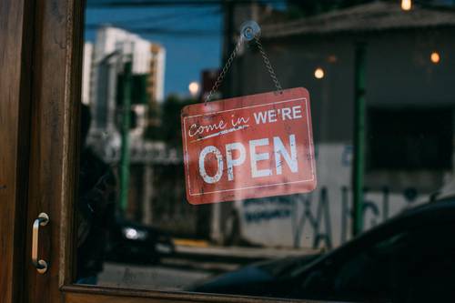 Schild mit "Open"