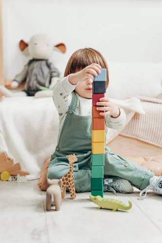 Ein Kind spielt mit Bauklötzen