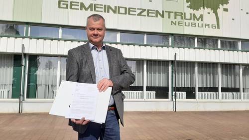 Neuburg Bürgermeister Bernd Hartwig freut sich, endlich mit dem Umbau beginnen zu können. © LK NWM 20210326 Fördermittel Neuburg2