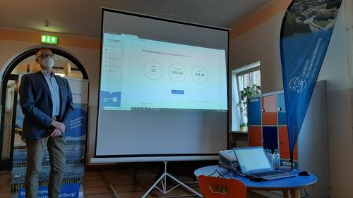 100Mbit hat die Gemeinde für die Schule gebucht und die werden in beide Richtungen erreicht. Möglich wäre laut Volker Buck das 10fache, in Zukunft sogar das 100fache. © LK NWM 20210330 113328