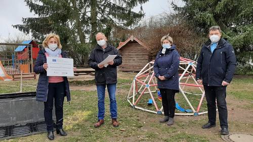 (von links) Landrätin Kerstin Weiss übergab den Förderbescheid in Höhe von 1,8 Millionen Euro an den Bürgermeister der Gemeinde Brüswitz Steffen Meyer, Kita-Leiterin Grit Petersohn und den stellvertretenden Bürgermeister Michael Pagel.
