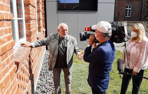 Designer Erich John entdeckte bei den Dreharbeiten mit Schulleiterin Roswitha Wenzlaff (links) noch einige der von ihm eingebauten Fenster.