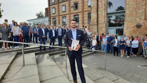 Landrat Tino Schomann wurde von Kreistagspräsident Thomas Grote und den 1. und 2. Beigeordneten und Stellvertretern des Landrates Mathias Diederich und Ingo Funk  sowie den Mitarbeiterinnen und Mitarbeitern der Malzfabrik begrüßt.