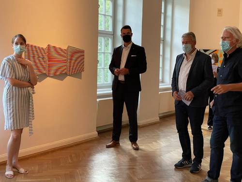 Landrat Tino Schomann und Kreistagspräsident Thomas Grote mit den Kuratoren der Ausstellung Juliane Rogge und Ivo Ringe