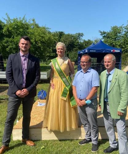 Landrat Tino Schomann mit der Bienenkönigin Luisa der Ersten,  Bürgermeister Sven Baltruusch und Detlef Bolte vom Imkerverein.